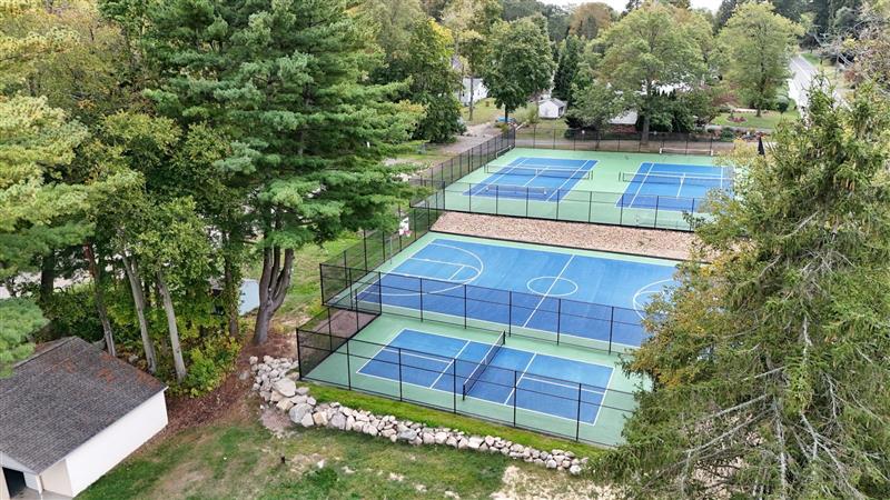 Tennis/pickleball courts
